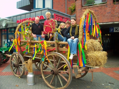 Ein bunt geschmückter Heuwagen mit der Landjugend