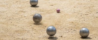 Boule Kugeln liegen im Sand