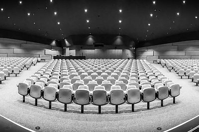 Leere Sitzplätze in einem Theatersaal