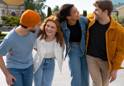 Junge Erwachsende Freunde halten sich in den Armen und haben Spaß