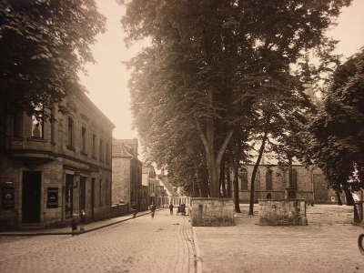 Der Marktplatz in Ibbenbüren als Sepia Foto von 1929. 