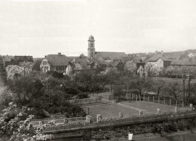 Ein schwarz-weiß Bild aus dem Jahr 1915  und man sieht Gärten von den Bewohner der Bahnhof- und Großer Straße