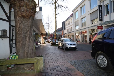 Bachstraße im Jahr 2014. Parkende Autos und Ibbenbürener Einkaufsmöglichkeiten sind zu sehen