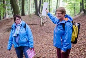 Zwei Frauen bei einer Führung durch den Wald