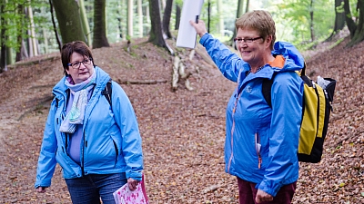 Zwei Frauen bei einer Führung durch den Wald