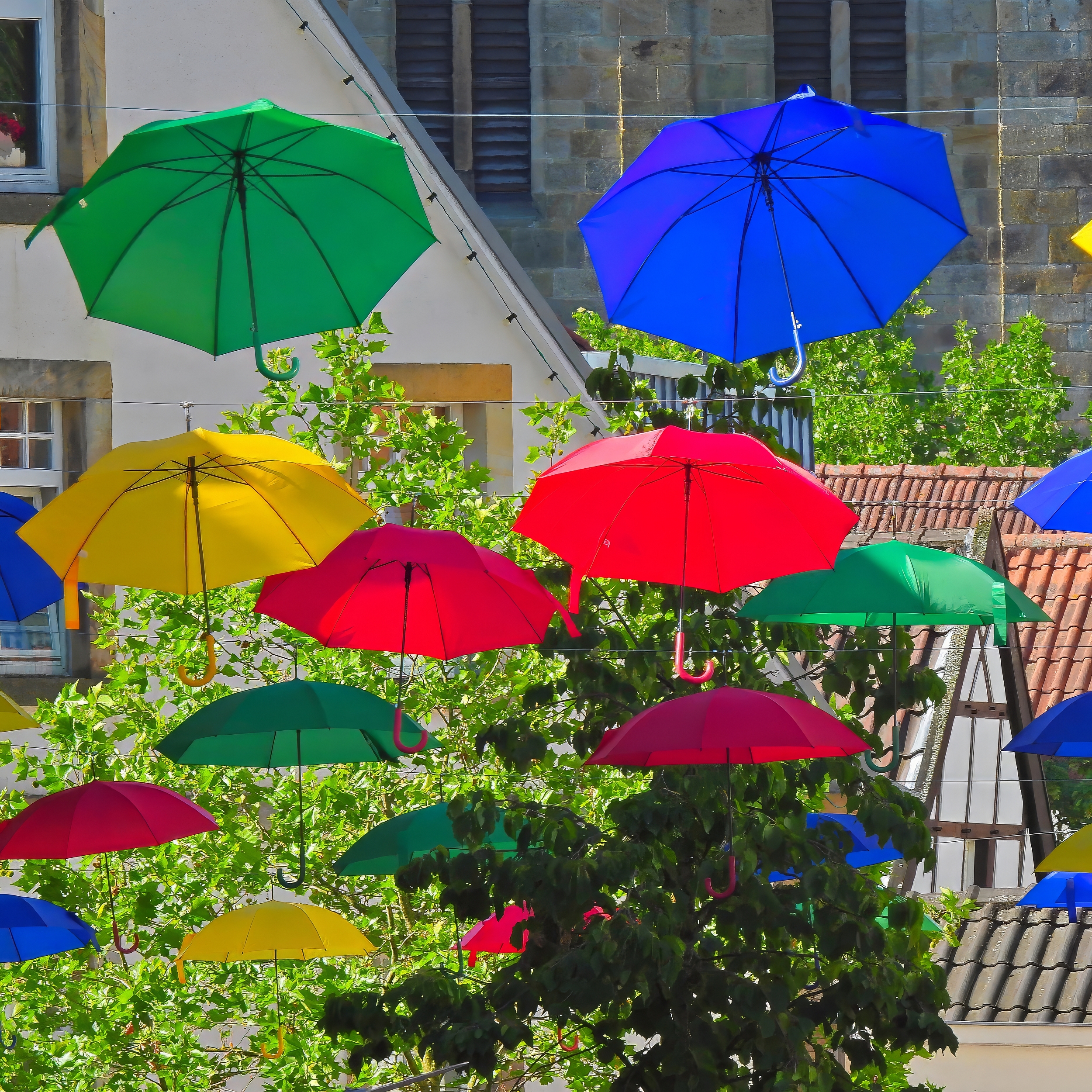 Bunte Schirme in der Innenstadt