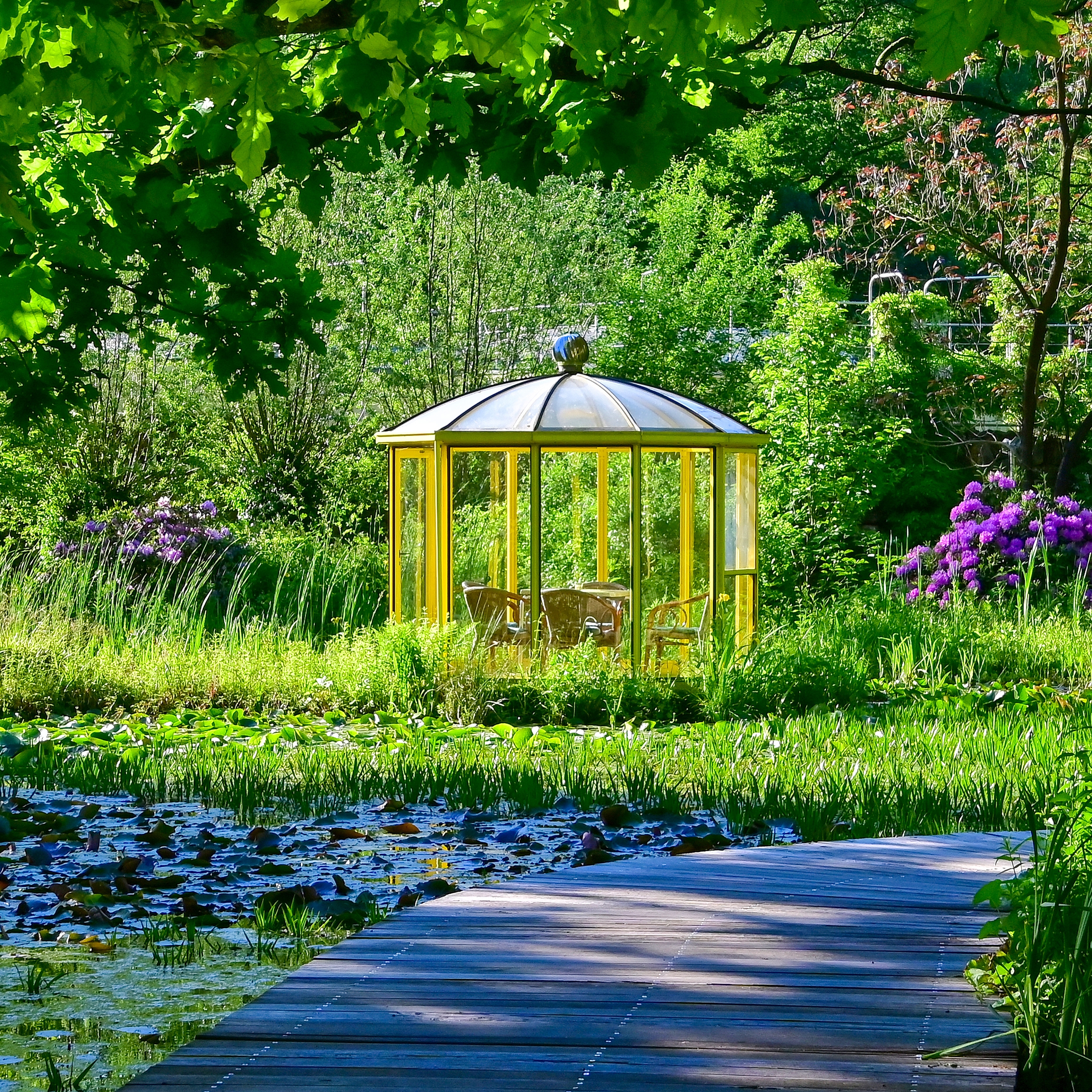 Gelber Pavillon im Natura-Gart-Park