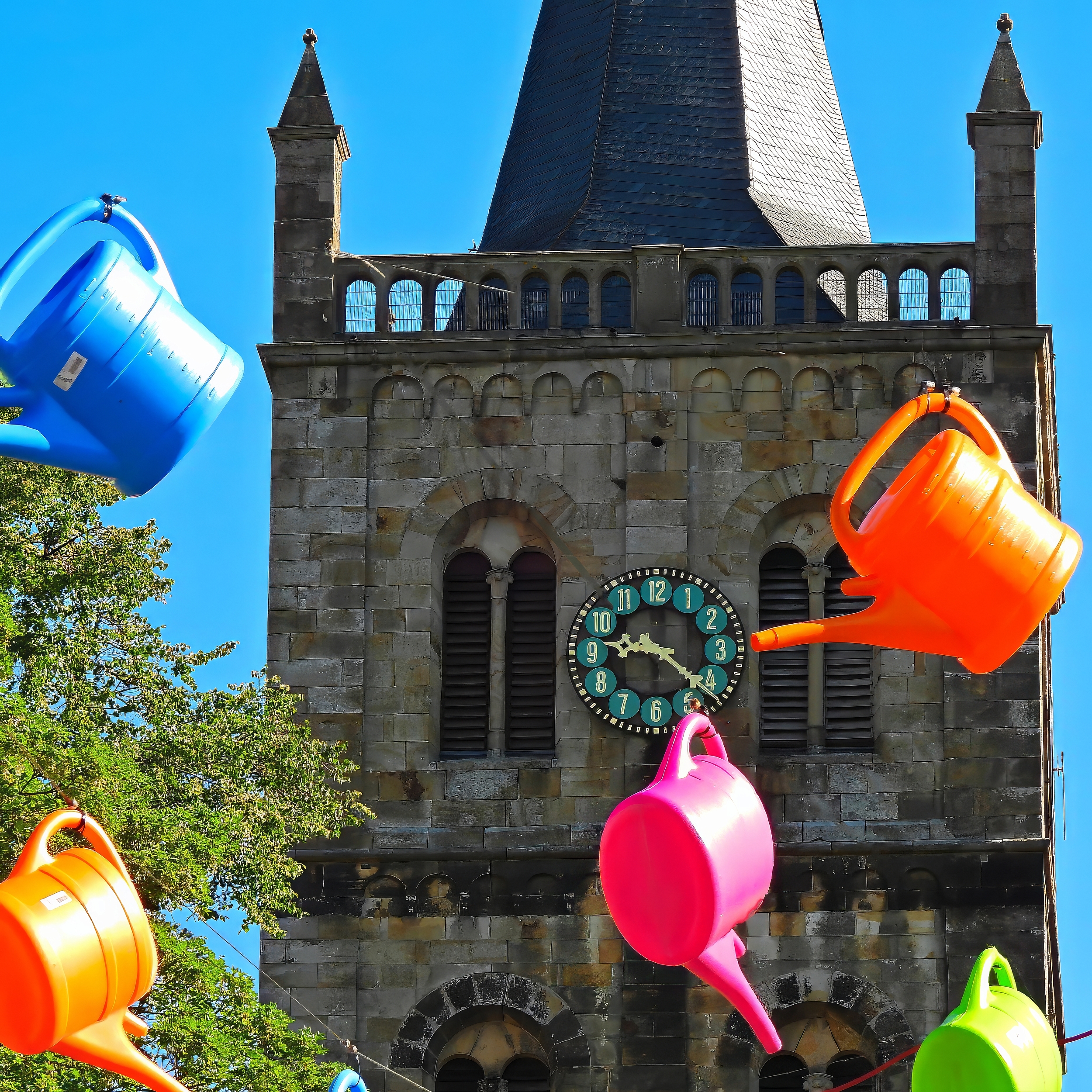 Bunte Gießkannen vor der Christuskirche