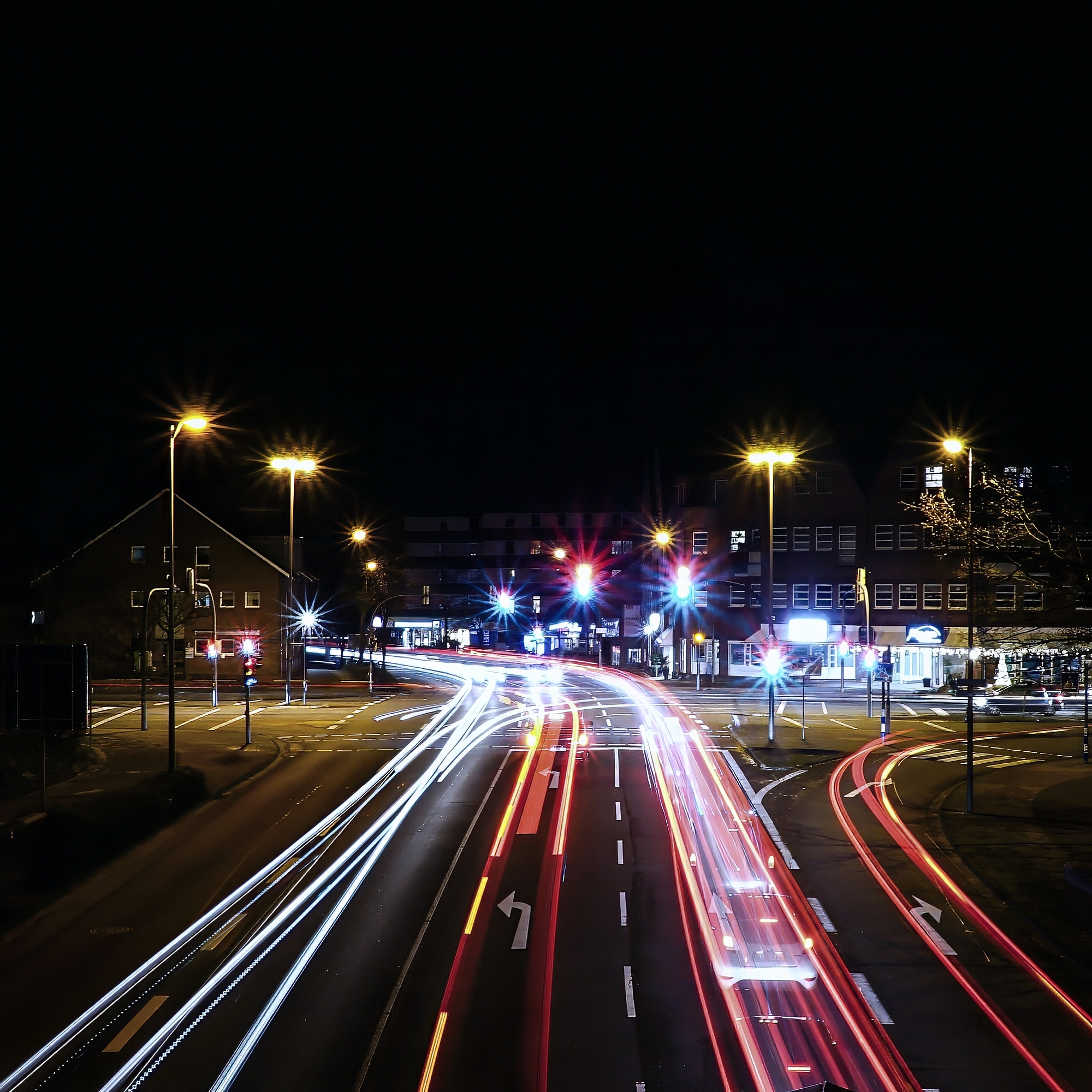 Nächtlicher Blick auf die Kreuzung der Wilhelmstraße