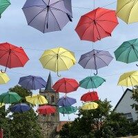 Ibbenbüren, Oberer Markt Oberer Markt in Ibbenbüren. Bunte Fähnchen hängen an einem Masten und Menschen machen einen Einkaufsbummel durch die Stadt