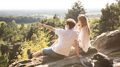 Zwei jungen Menschen genießen die Aussicht vom Plisseefelsen