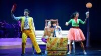 Bunte Theatervorstellung Theaterszene mit vier Darstellern in bunten Kostümen auf einer Bühne